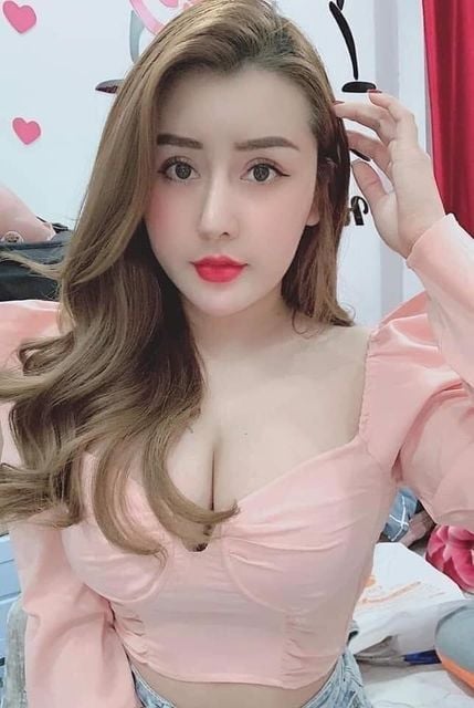 Khám Phá Vẻ Đẹp Quyến Rũ Qua Hình Ảnh Cô Gái Cầm Hoa Bật Mí Bí Quyết Tạo Nên Những Bức Hình Ấn Tượng Và Thu Hút