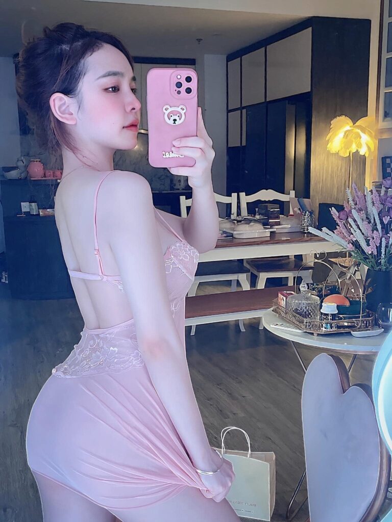 Trang Gái Xinh Nét Quyến Rũ Không Thể Phối Hợp Bị Lờ Đi Trong Không Gian Màu Nước Xanh Ngọc