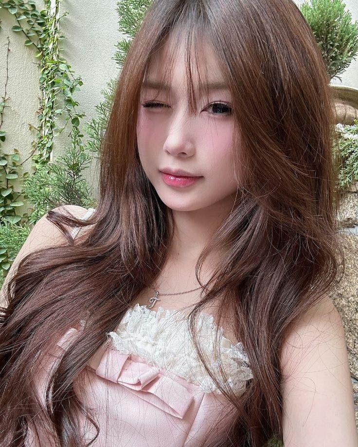 Ảnh Động Gái Vẻ Đẹp Trí Tuệ Và Phong Cách Thời Trang Đậm Chất Riêng