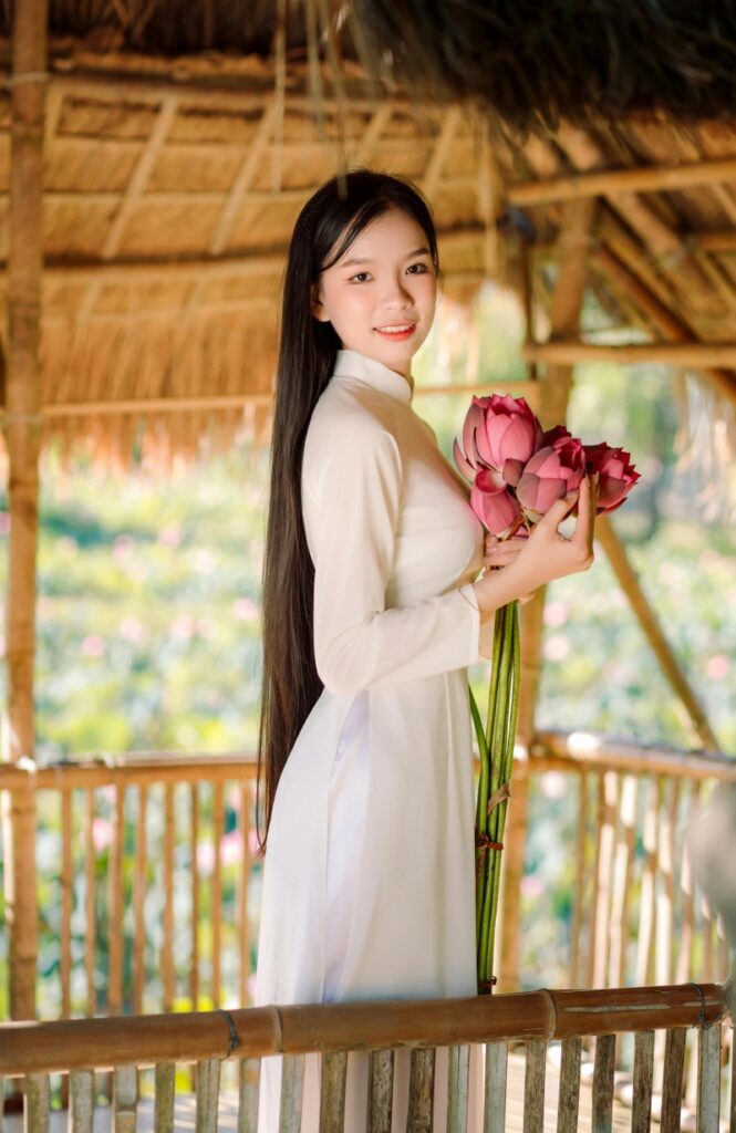 Gái Xinh Cởi Trần – Vẻ Đẹp Trong Sáng Vượt Thời Gian Và Ý Nghĩa Văn Hóa Việt